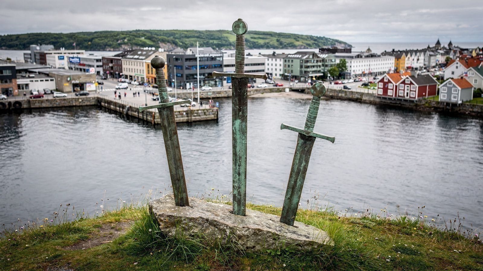 Sverd i Fjell: Drie Bronzen Zwaarden bij Hafrsfjord