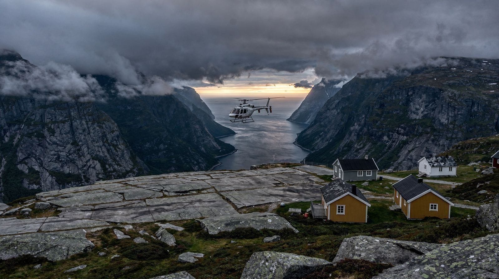 Voo de Helicóptero sobre o Lysefjord e Preikestolen