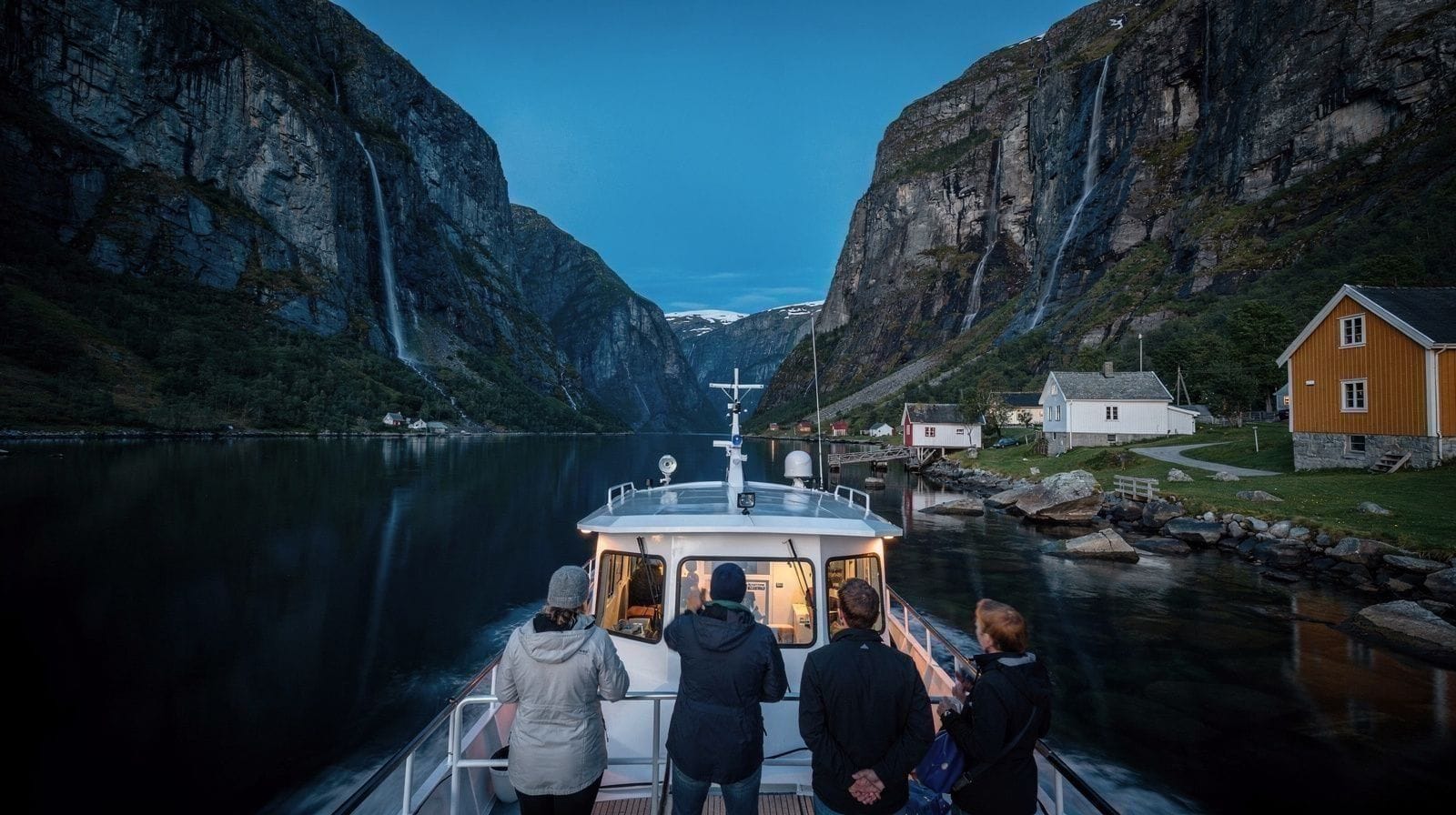 Cruzeiro no Lysefjord: O Que Realmente se Vê a Partir da Água