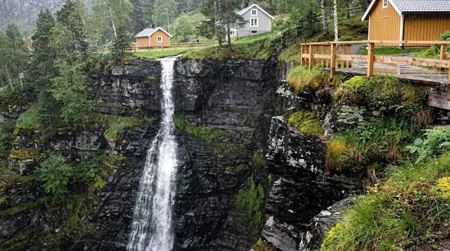 Månafossen Waterfall Hike: The Complete Trail Guide